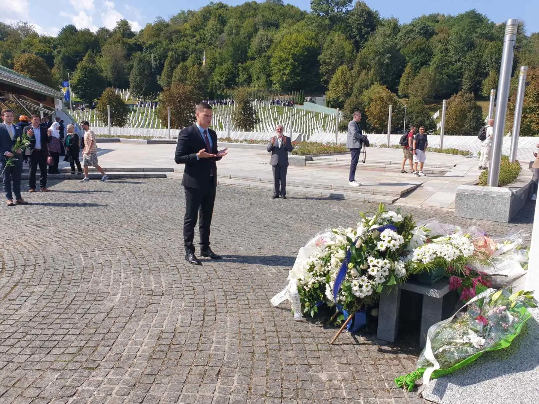 Od njegovog osnivanja Vlada TK sistemski podržava rad Memorijalnog centra u Potočarima